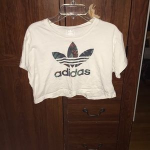 Cropped adidas T-shirt